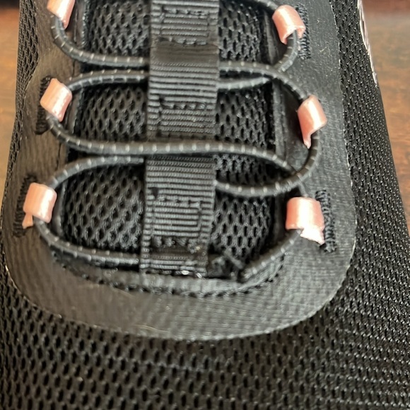 Sketchers Size 9.5 - Picture 11 of 11